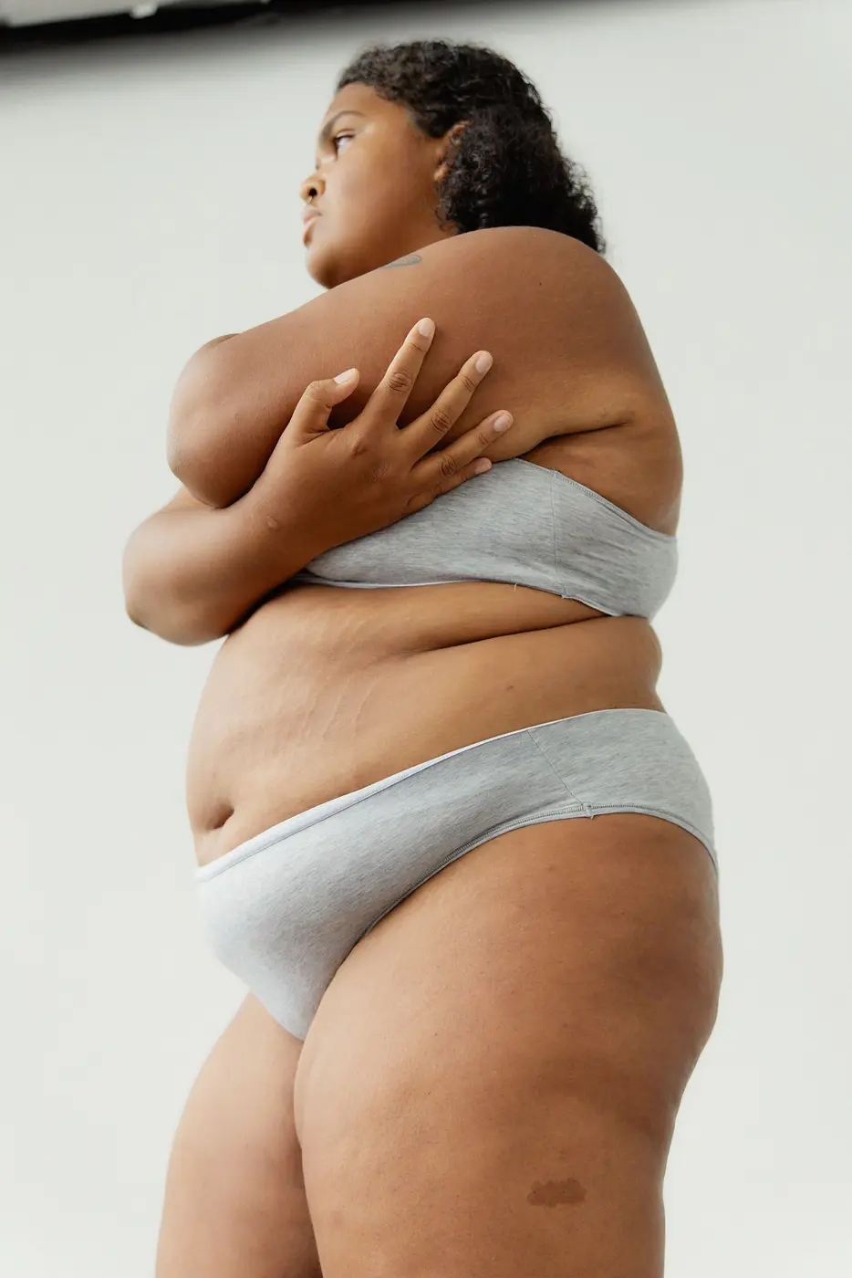 Vuxen plus size-modell i mjuk BH visar kropp och passform utan retuschering